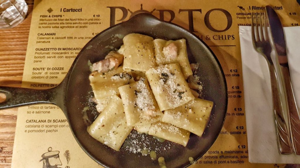 DestinazioneT's tweet photo. Sappiamo che è quasi ora di pranzo, quindi vogliamo mettervi un po’ di fame😂Vi portiamo in un posticino particolare dove mangiare a Roma! Avete mai mangiato una cacio e pepe  o una carbonara di pesce?! 😋🍝 noi si e ve lo raccontiamo qui! 
➡️https://t.co/DbPrPtm8aj https://t.co/SenKMh39I0