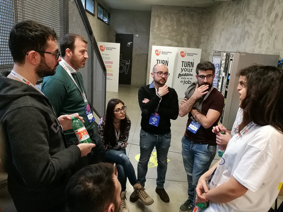 Enreeco's tweet photo. #PosteHack7 Milano #SpaghetTeam in brainstorming con i mentor di @PosteNews https://t.co/vaJFkuLONz