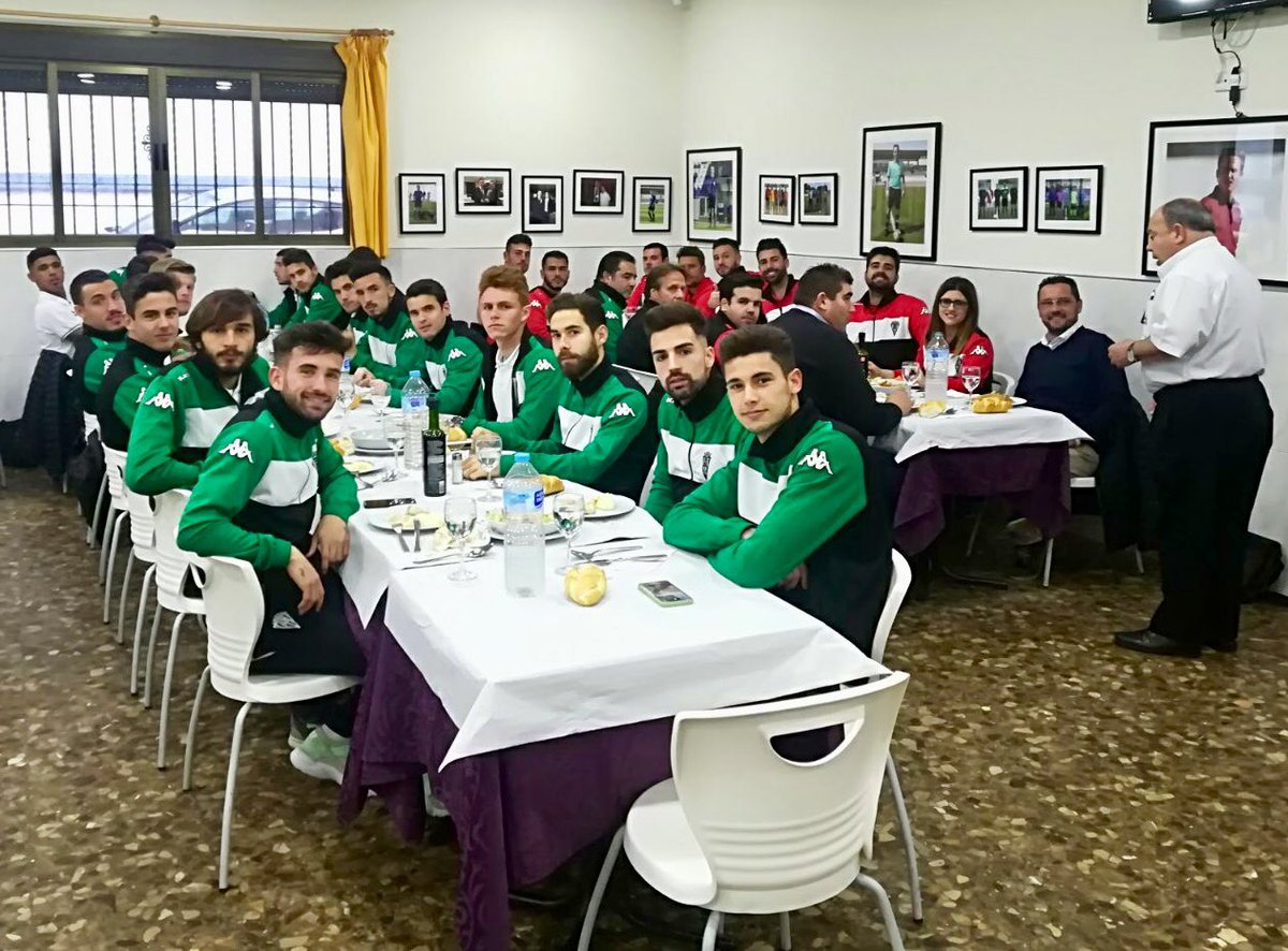 CordobaCF_ofi's tweet photo. La plantilla y cuerpo técnico del #CórdobaB almorzando antes de afrontar el partido de esta tarde. Hoy acompañan a la expedición los veteranos, Luís Martínez y Pepe Hueso. https://t.co/ecbQBupXMS