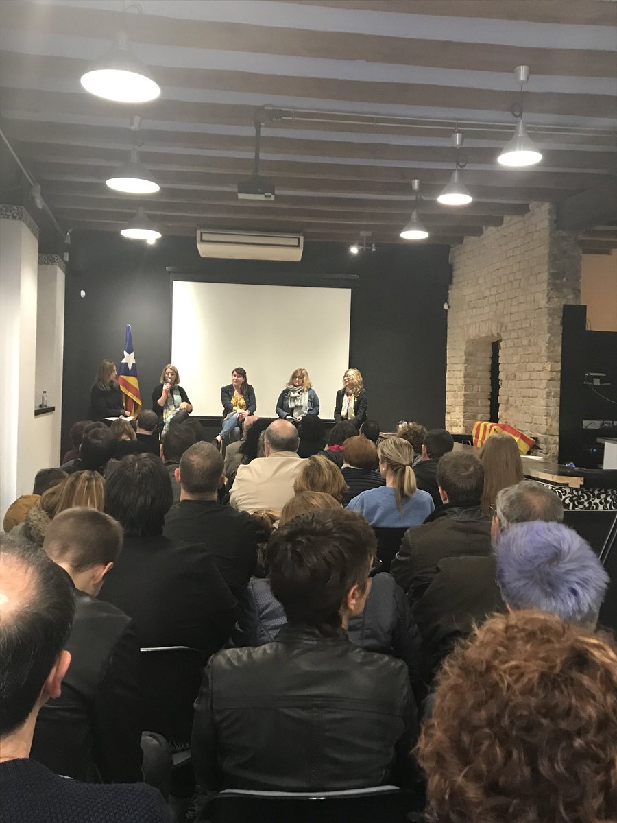 cespunyy's tweet photo. Cinc dones emprenedores debaten avui en la taula col.loqui #LesDonesEbrenquesObrimCamí a #Tortosa @meritxellroige @carme_valls @sandrazaragoza @PDECATTE https://t.co/FbGMIaAgwn