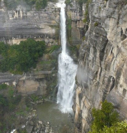 El magnífic Salt d'aigua de Sallent amb una caiguda lliure de 115 metres. Rupit i Pruit (Osona).