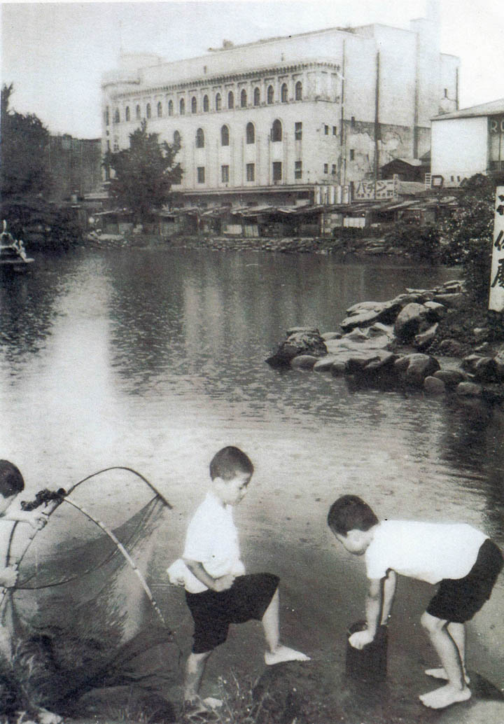 みぞぐちカツ 昭和26年の浅草瓢箪池 白亜の建物は大勝館でその右手にはロック座 翌年の27年には大勝館地下にやはりストリップのカジノ座がオープン 唐十郎は昭和26年には10歳前後で ちょうどこの写真の少年たちと同じ年格好だった