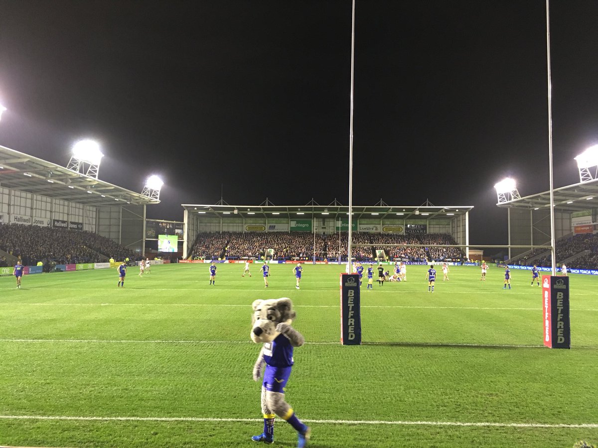 Leah_Biddle's tweet photo. Great to host the #CASE2017 guys last night @wolvesrl game! All enjoying a different kind of culture... sport! First RL game for them &amp; an interesting night for me trying to get to grips with the rules! 😂 thanks to @WWCLSFoundation for the tickets, songs &amp; idiots guide! 💙💛 https://t.co/7z5SoBINhX