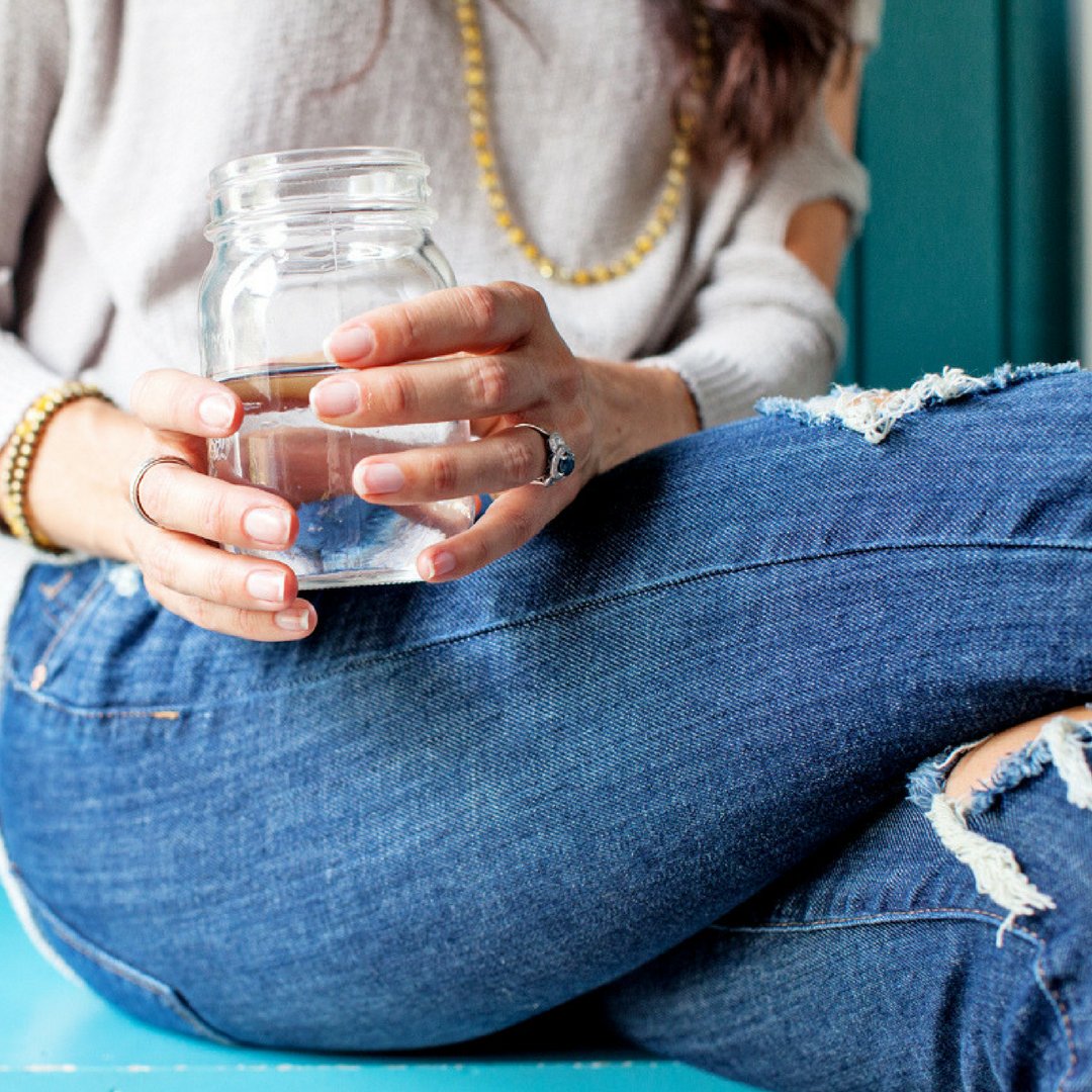 simplicityjenn's tweet photo. Your digestive process starts in your mouth with saliva, which produces amylase the main & nitial digestive enzyme. If you are taking big mouthfuls of fluid in between every bite you are diluting all of those digestive enzymes.
#TheSimplicityProject #TheSimplicityKitchen https://t.co/2zuE4q2UHA