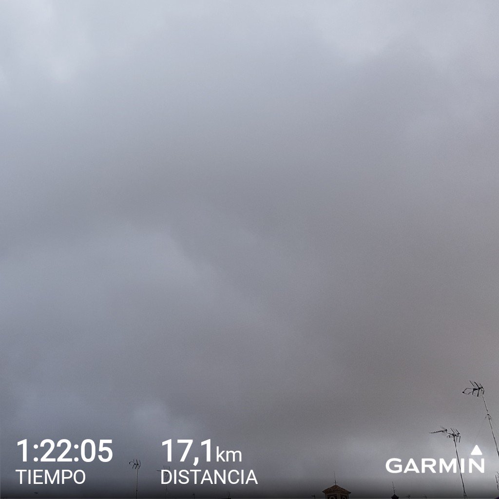 JaviRun42k's tweet photo. Entre la primera foto y la última hay 17kms de felicidad bajo el diluvio, disfrutando como un enano pisando charcos... por fin pasamos de 15kms sin molestias #PocoAPoco #Gracias @FisioBando y @Bionort1 #RoadToMapoma #HarukiRules https://t.co/Xes48tTZJm
