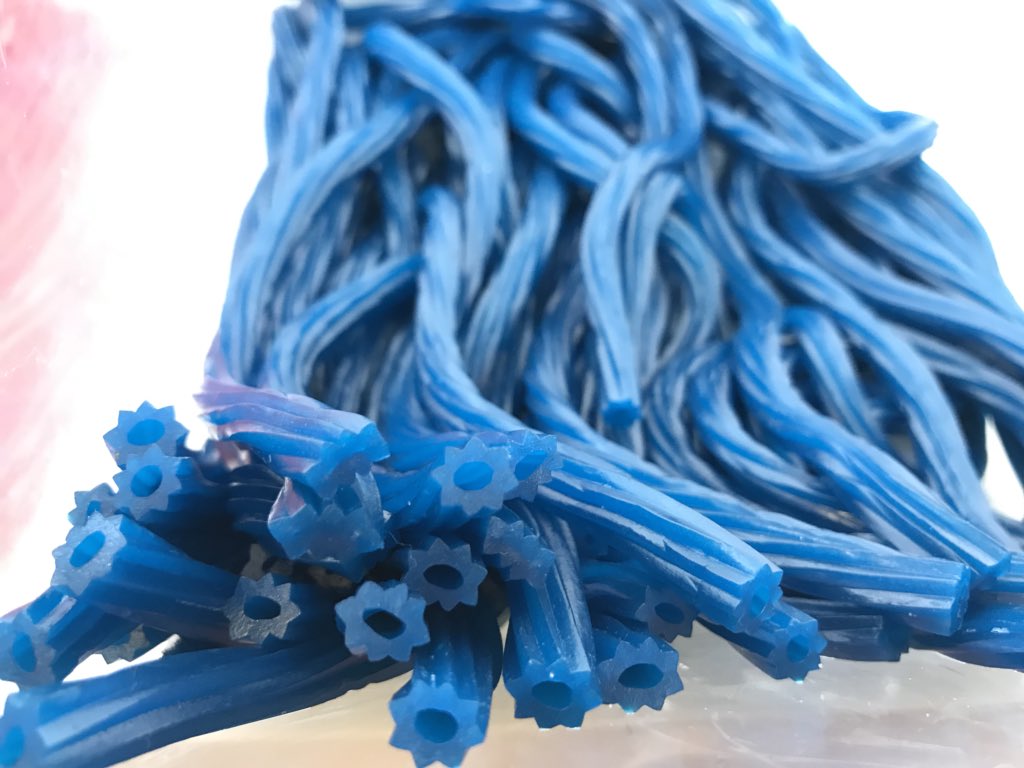 Fini_golosinas's tweet photo. Hoy jugamos por las 2 últimas #FiniPiñata90K... ¿Preparados/as? 
🔨 Síguenos
🔨 Golpea la piñata haciendo RT
La primera de ellas incluye un estuche de torcidas frambuesa y una bolsa de 1 kilo de jelly berry de cola 🤤
¡A las 16:00h se romperá con uno de vuestros golpes! https://t.co/dEAi8pp5DF