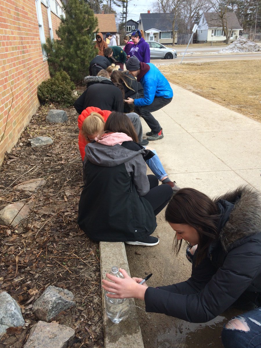 MsJenLachapelle's tweet photo. Gr 12 Math students build water columns to demonstrate how hydrostatic pressure is a #quadraticmodel and then generate #quadraticequations for their relation. Career connection: municipal water management #SCDSBInnovates @CCI_SCDSB @scdsbmath @Desmos https://t.co/9NrehMH8BT