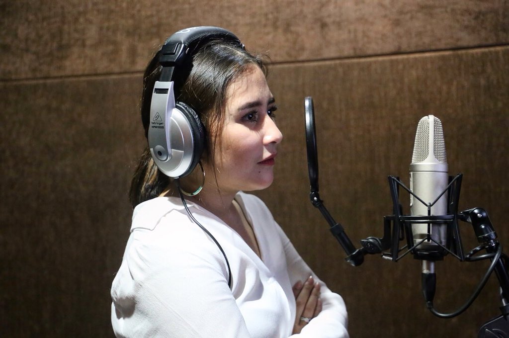 DANURMovie's tweet photo. Hari ini @PrillyBie melakukan dubbing beberapa adegan untuk film #DANUR2: #MADDAH! 👻

Dari semua adegan yang harus dubbing, “ADEGAN KESURUPAN SUSAH BANGET! Aku aja bingung kenapa suara aku bisa gitu ya?” katanya.

#DANUR #28MARET2018 #PrillyLatuconsina https://t.co/AgCVEUNKPm