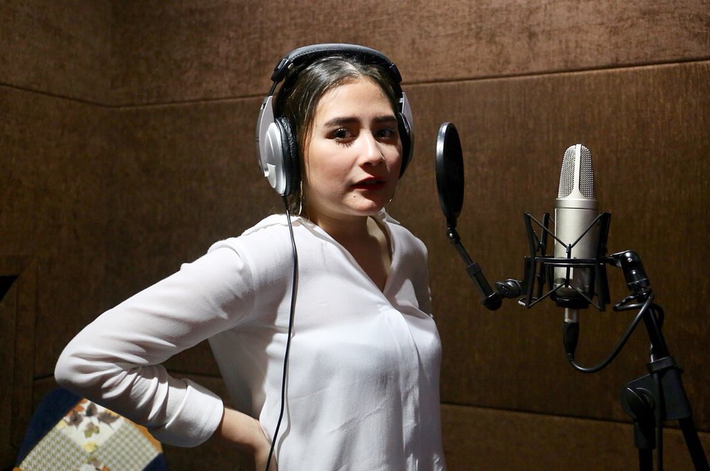 DANURMovie's tweet photo. Hari ini @PrillyBie melakukan dubbing beberapa adegan untuk film #DANUR2: #MADDAH! 👻

Dari semua adegan yang harus dubbing, “ADEGAN KESURUPAN SUSAH BANGET! Aku aja bingung kenapa suara aku bisa gitu ya?” katanya.

#DANUR #28MARET2018 #PrillyLatuconsina https://t.co/AgCVEUNKPm