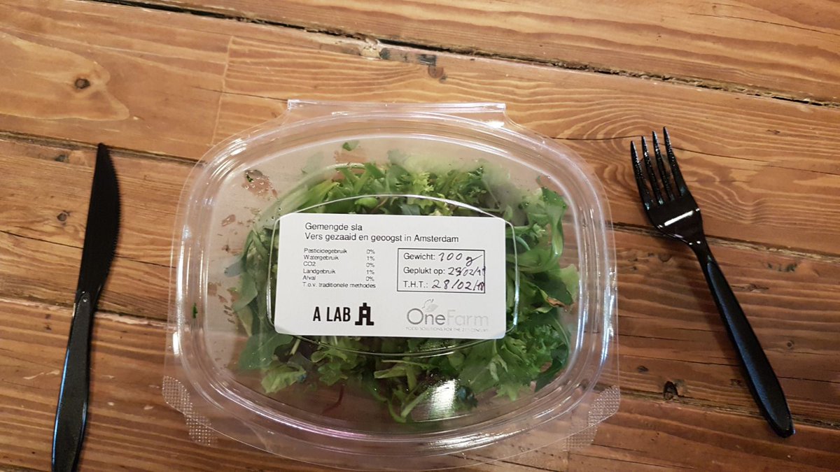OneFarmIO's tweet image. And we sold out again.. thanks peeps for emptying our honest food fridge and eat all that delicious, pesticide free, no waste, no transport, extremely yummy mixed salads from our #verticalfarm #inalab