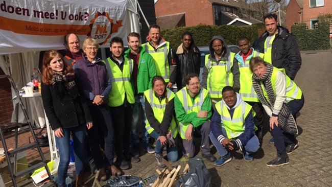 #Mooi! <a href="/aandeslag/">Aan De Slag!</a>-vrijwilligers, buurtbewoners, studenten, @WonenPlusAlkm en @info_vcra knapten tijdens <a href="/NLDOET/">NLdoet</a> samen tuintjes op in de Rijp in Noord-Holland. <a href="/MinVWS/">Ministerie van VWS</a> <a href="/mariekestopel/">Marieke Stopel</a> #NLDoet