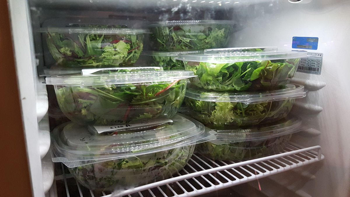OneFarmIO's tweet image. And we sold out again.. thanks peeps for emptying our honest food fridge and eat all that delicious, pesticide free, no waste, no transport, extremely yummy mixed salads from our #verticalfarm #inalab