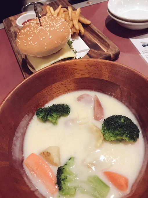 いろいろ食べ納めかもしれないと思うと寂しくなるね…イゼルのシチューやっと食べれました😭 