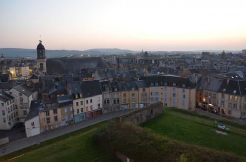 _lunion's tweet photo. Un tournage taille XXL à Sedan pour la série Les Misérables
#Ardennes #Sedab https://t.co/ukZeGLnMnd https://t.co/emrBDaarrD