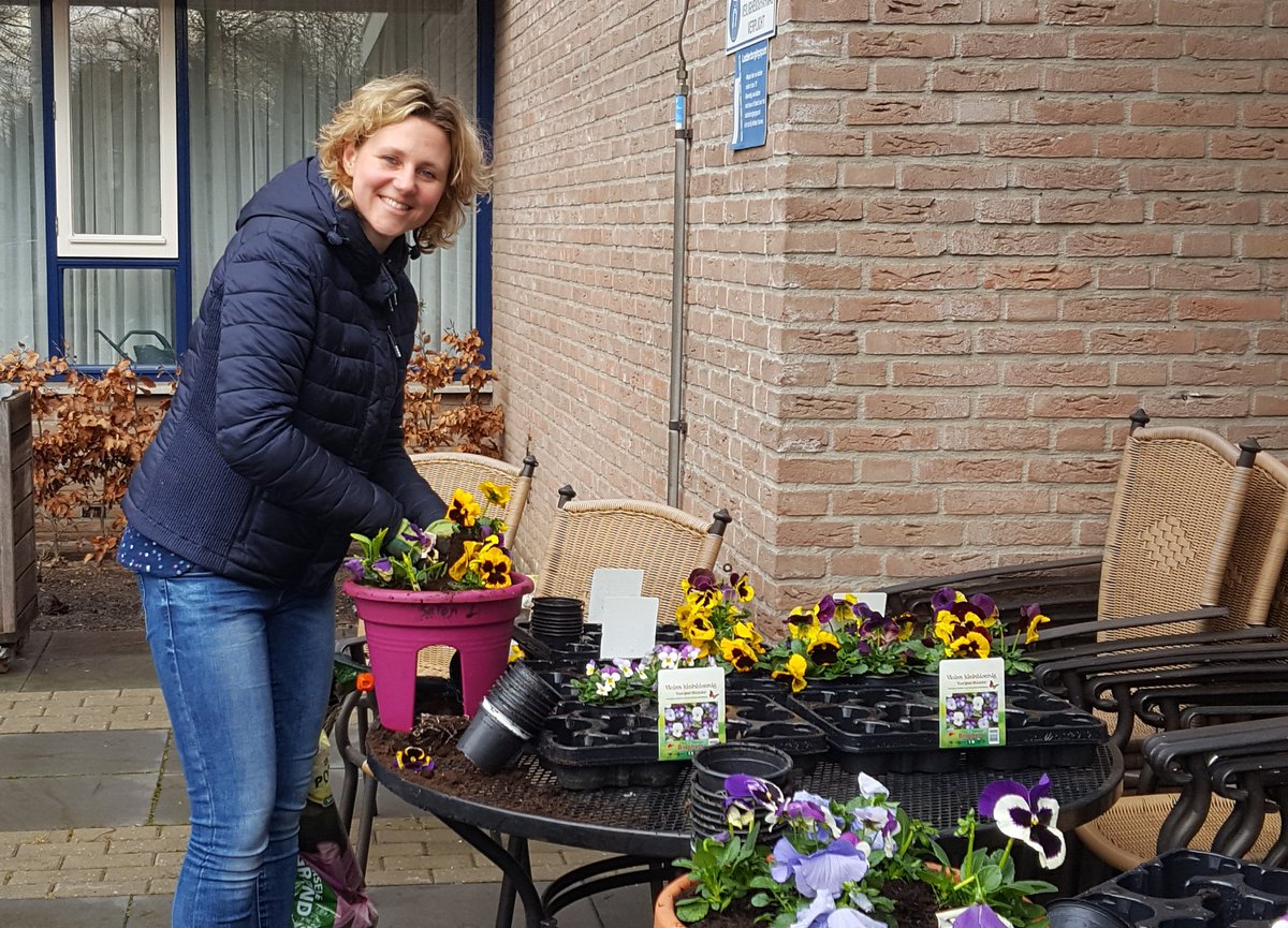 ZaaiiNL's tweet photo. #NLDoet #vrijwilligerswerk Wat doe jij voor de maatschappij? Wij zetten de bloemetjes buiten in #Hengelo https://t.co/IGXI8ZuktV