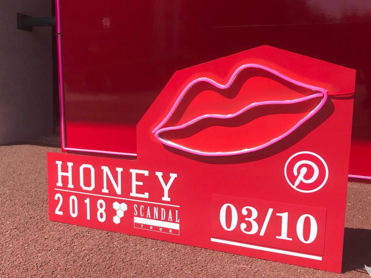 scandal_band's tweet photo. 【#scandal_honey】
 SCANDAL TOUR 2018 "HONEY" 3本目 福岡市民会館公演終了！！

集まってくれた皆様ありがとうございました🍯 福岡最高の盛り上がりでしたー！何度でも帰ってきたい街！また必ず会いましょう！

来週は東北ラウンド🐝
仙台、盛岡待っててね！ https://t.co/EZh0KaTs5k