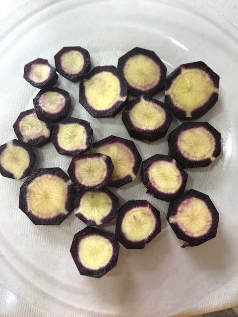nutridiet2_0's tweet photo. Hoy nos vamos a poner morados. ¿Quién sabe qué vamos a comer hoy con la ensalada? https://t.co/h2ctR8UXNx