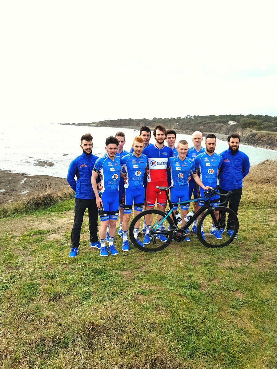 POCCL_dn2's tweet photo. Une équipe soudée qui fera parler d'elle 💪 à suivre dès aujourd'hui sur la suisse vendeenne! #poccl #dn2 #ffc #cyclisme #directvelomanager @directvelo @direct_media_c https://t.co/XMFBFwCcCF