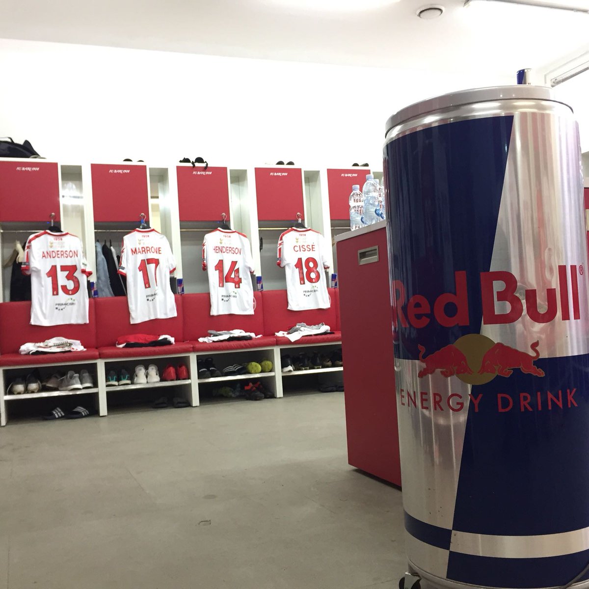 fcb1908's tweet photo. #ciaodavide13 e  #noisiamoconraffaele 🏟 ♥
Vi aspettiamo al San Nicola
.
#BARPRO #amalabari #forzabari https://t.co/M704r9y5li