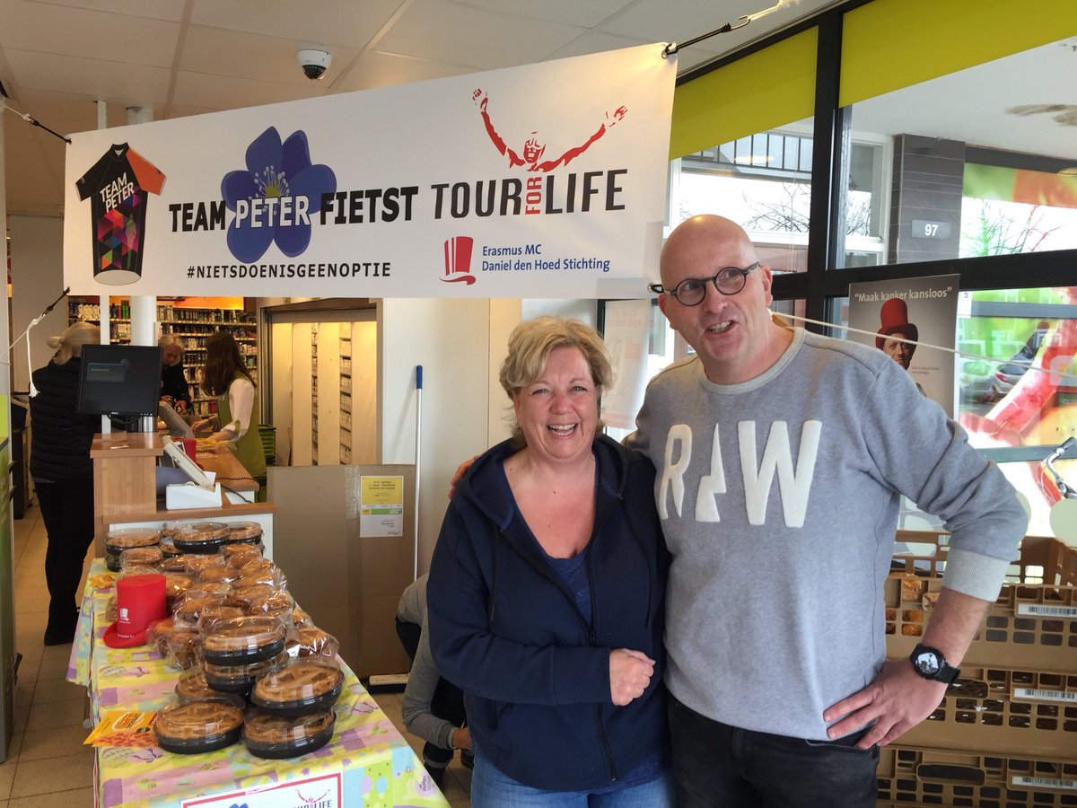 Lekkere gevulde koeken en appeltaart gehaald bij. <a href="/advanwerkhoven/">advanwerkhoven</a> voor het goede doel. #tourforlife #teampeter #danieldehoed succes!