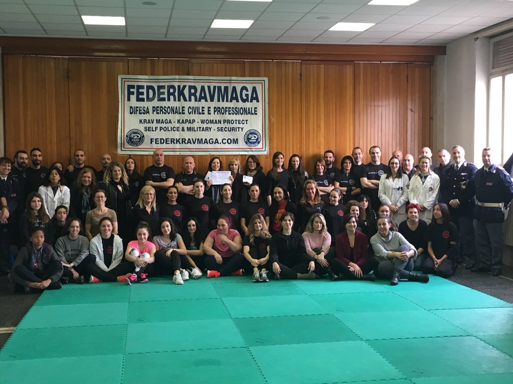 isabellarauti's tweet photo. Autodifesa oggi a Roma, presso la palestra del Ceis per la giornata di difesa personale, civile e professionale.      @FederKravMaga #donne #noviolenzadonne #nofemminicidio #giulemani #difesapersonale https://t.co/CSo6Tgbme6