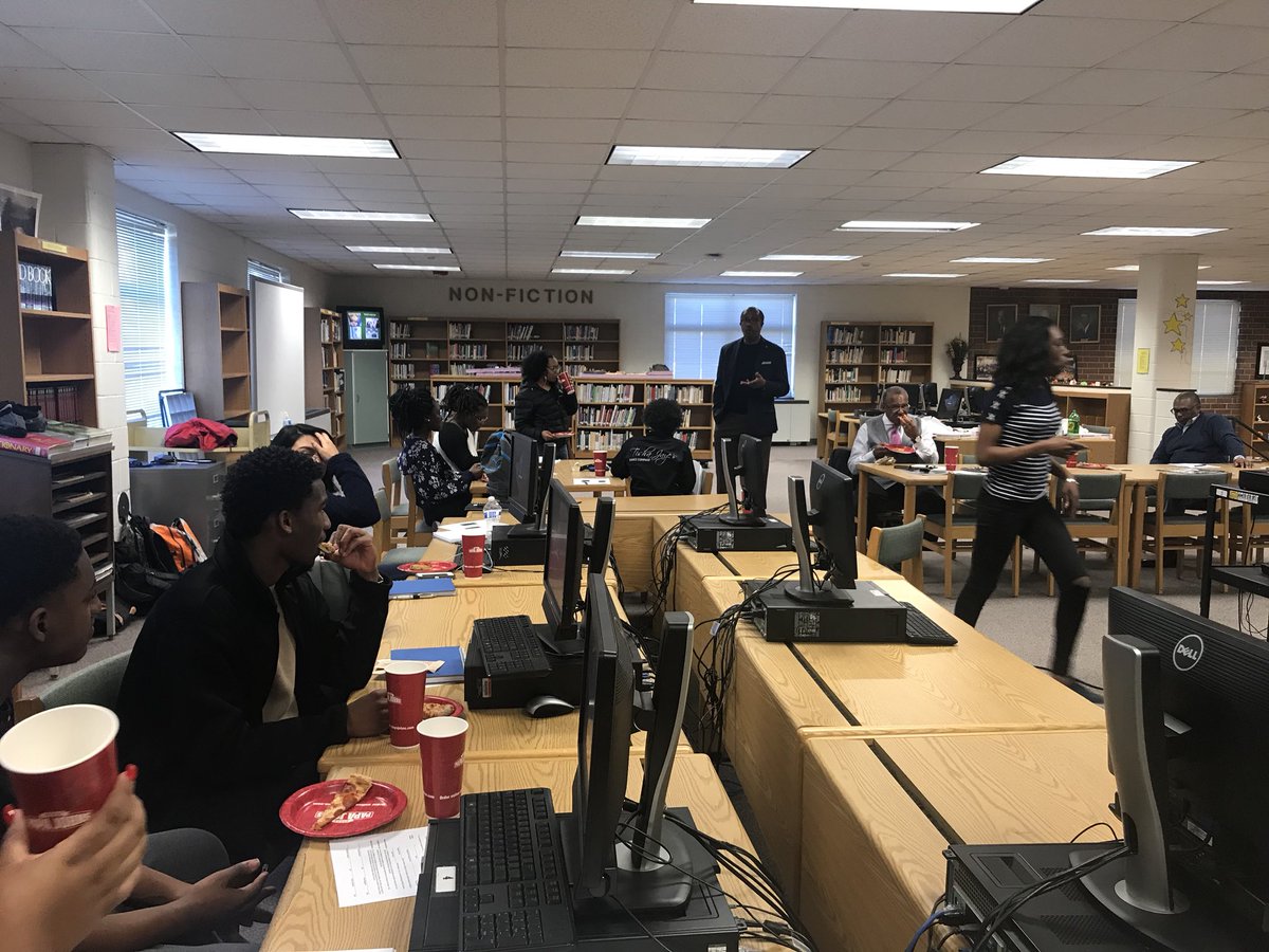 BenLsmithdeca1's tweet photo. Digital Youth On Wenseday went great #ATTimpact 💙 https://t.co/XpUNz4yk62