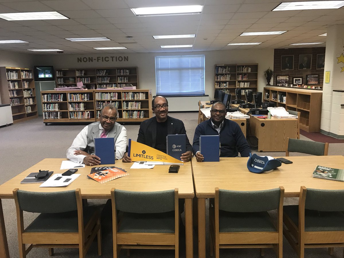 BenLsmithdeca1's tweet photo. Digital Youth On Wenseday went great #ATTimpact 💙 https://t.co/XpUNz4yk62