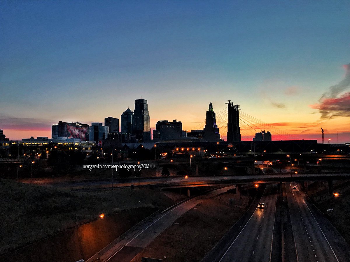 PeopleofCowtown's tweet photo. Good morning @KCMO good luck to all those running today. #big12run #runkc #visitkc #howwedokc #sunrise #manitscold #turnontheheat #kcsports https://t.co/n3xo7XSRzK