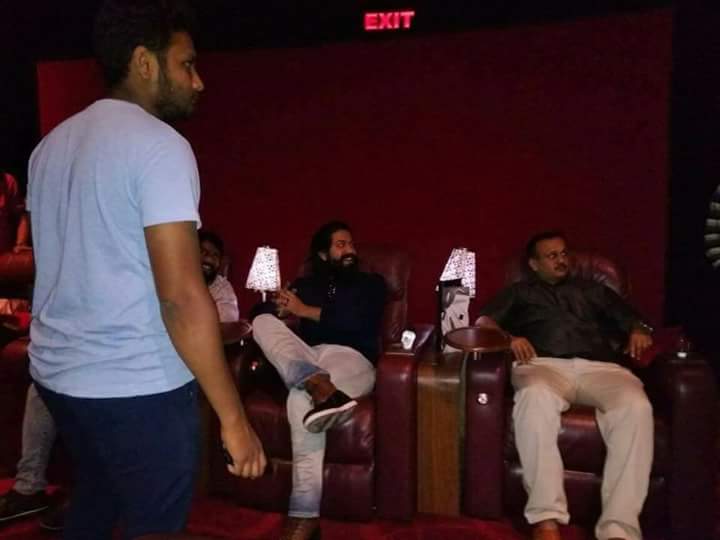 YashFollowers's tweet photo. ಶಿವರಾಜ್ ಕುಮಾರ್ ಅಭಿನಯದ #ಟಗರು ಚಿತ್ರವನ್ನು ವೀಕ್ಷಿಸುತ್ತಿರುವ  ನಮ್ಮಯಶ್. https://t.co/nYDHhVv4vv