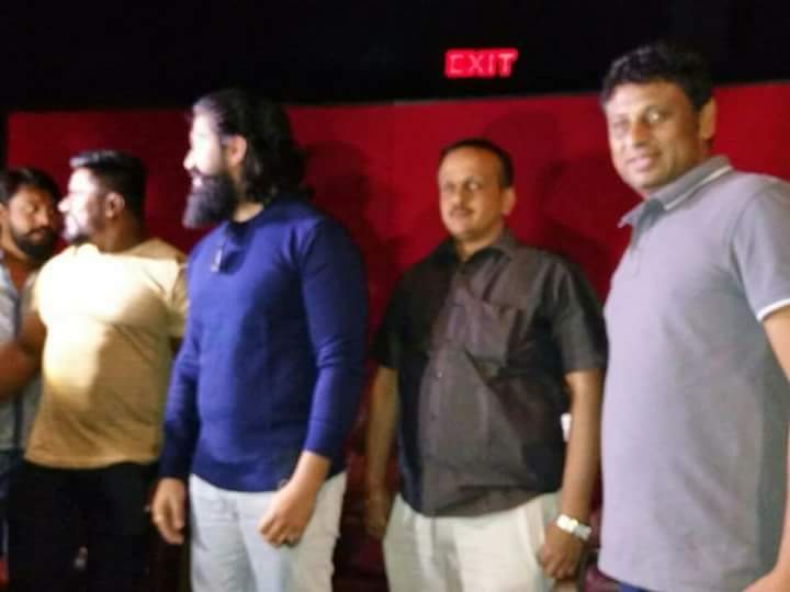 YashFollowers's tweet photo. ಶಿವರಾಜ್ ಕುಮಾರ್ ಅಭಿನಯದ #ಟಗರು ಚಿತ್ರವನ್ನು ವೀಕ್ಷಿಸುತ್ತಿರುವ  ನಮ್ಮಯಶ್. https://t.co/nYDHhVv4vv