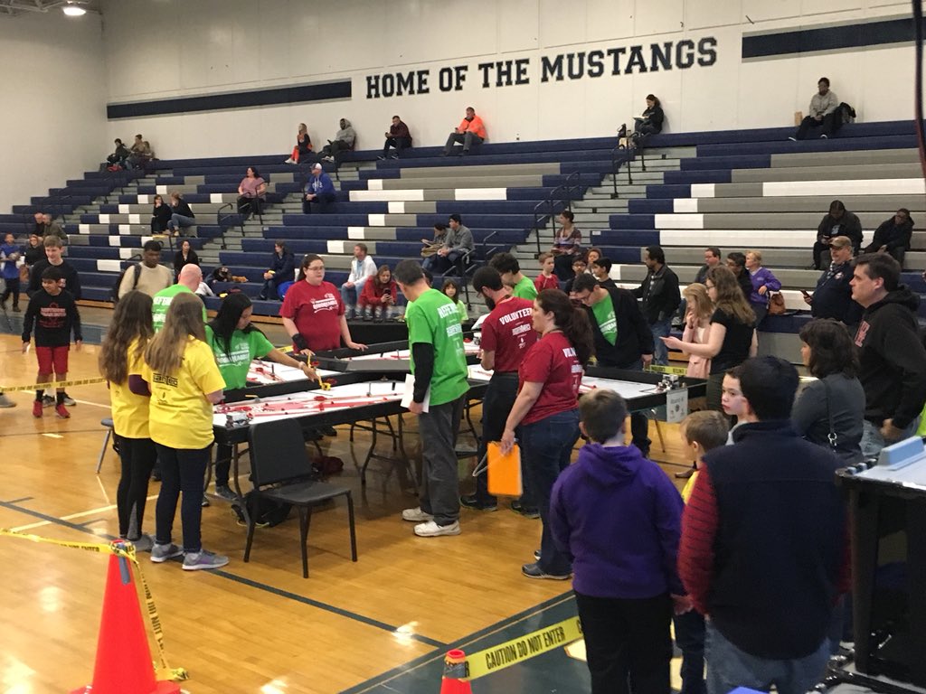 Robo Rumble in full effect. #smartkidsoutonasaturday@JCPS_CES <a href="/JCPSKY/">JCPS</a>