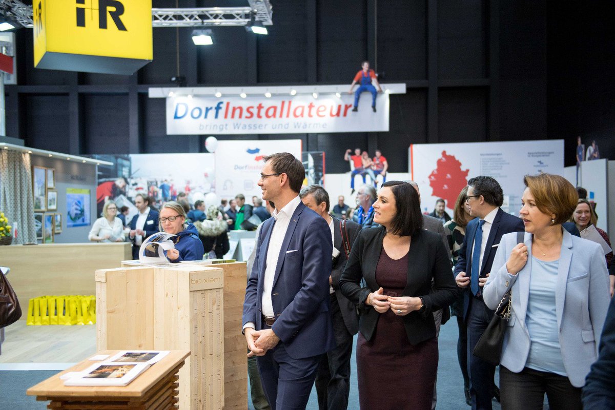 ElliKoestinger's tweet photo. Mit LH #MarkusWallner auf der com:bau Messe in Dornbirn. Spannende Einblicke in die Fortschritte der Sanierung und Renovierung. Durfte mich auch selbst als Baumeister üben 👷‍♀️. #combau #Vorarlberg https://t.co/1zgHVnT6vn