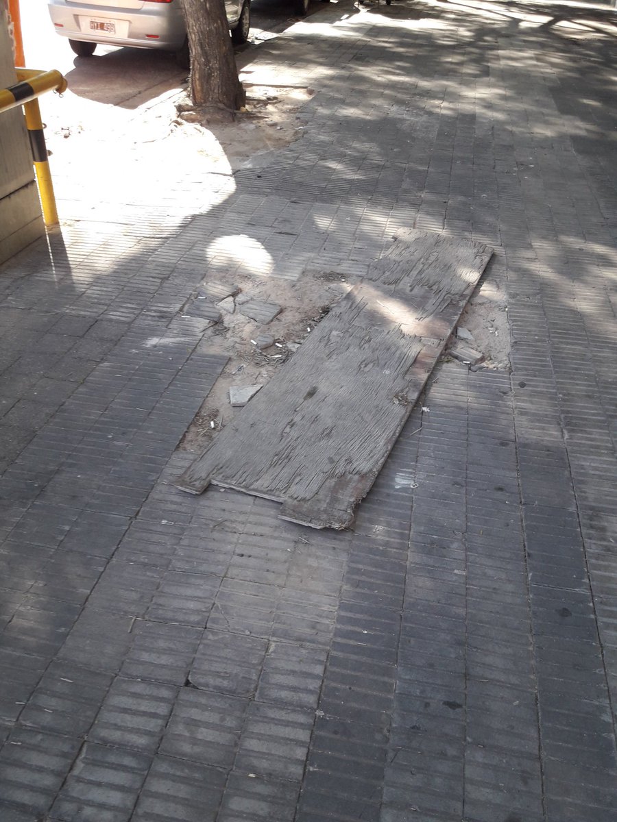 f14c359fc0cf419's tweet photo. Muy hermosa que quedó Av. San Martín, pero los pozos que hay sobre vereda en Av. Pellegrini desde hace meses nadie lo ve, ni lo van arreglar? @TransitoRosari @lacapital @Canal5deRosario @MuniRosario @Rosariotres @RosarioResponde https://t.co/Ko1o1xCnPR