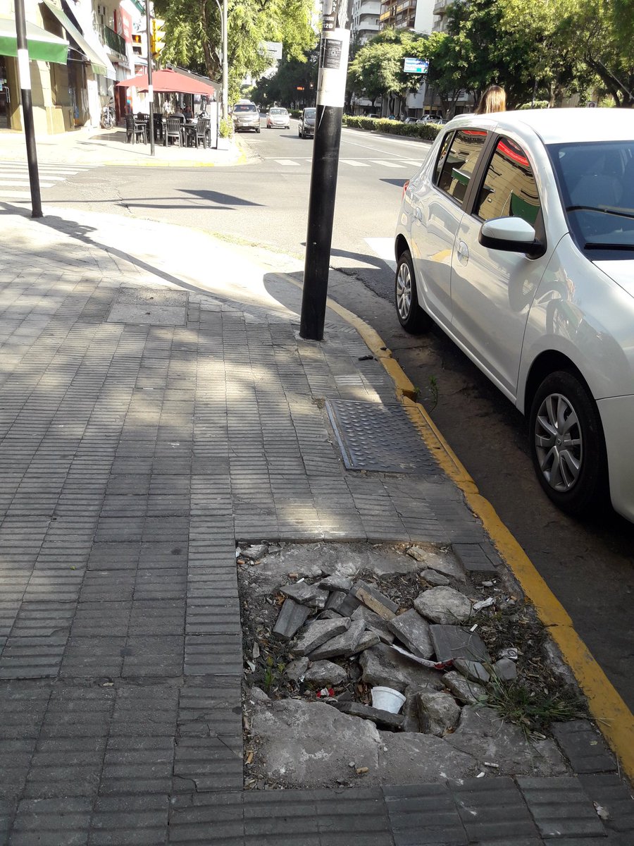 f14c359fc0cf419's tweet photo. Muy hermosa que quedó Av. San Martín, pero los pozos que hay sobre vereda en Av. Pellegrini desde hace meses nadie lo ve, ni lo van arreglar? @TransitoRosari @lacapital @Canal5deRosario @MuniRosario @Rosariotres @RosarioResponde https://t.co/Ko1o1xCnPR