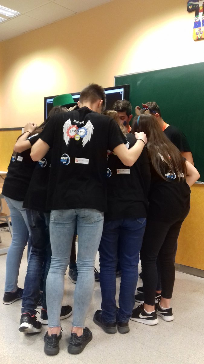 Legolegacy1's tweet photo. Ya hemos explicado nuestro proyecto científico y el póster de valores!!!! #FLLGRANFINAL @FLLSpain https://t.co/pETMmlT7aN