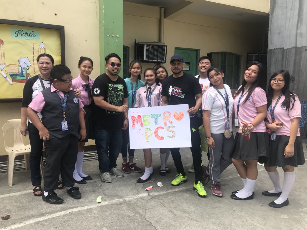 djmjiOra's tweet photo. Metro PCS visits kids on #ArtAttack
#metroPcs #MetroCares #DasmaExtension #MetroLife https://t.co/HORybWxw1Q