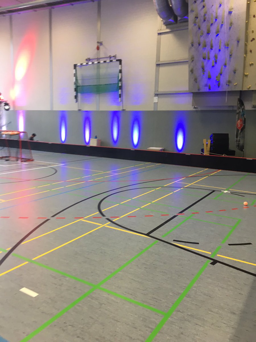 bw96floorball's tweet photo. Die Technik steht. Bully ist um 15 Uhr. #fd_buli #floorball https://t.co/IQyx7BKGoW