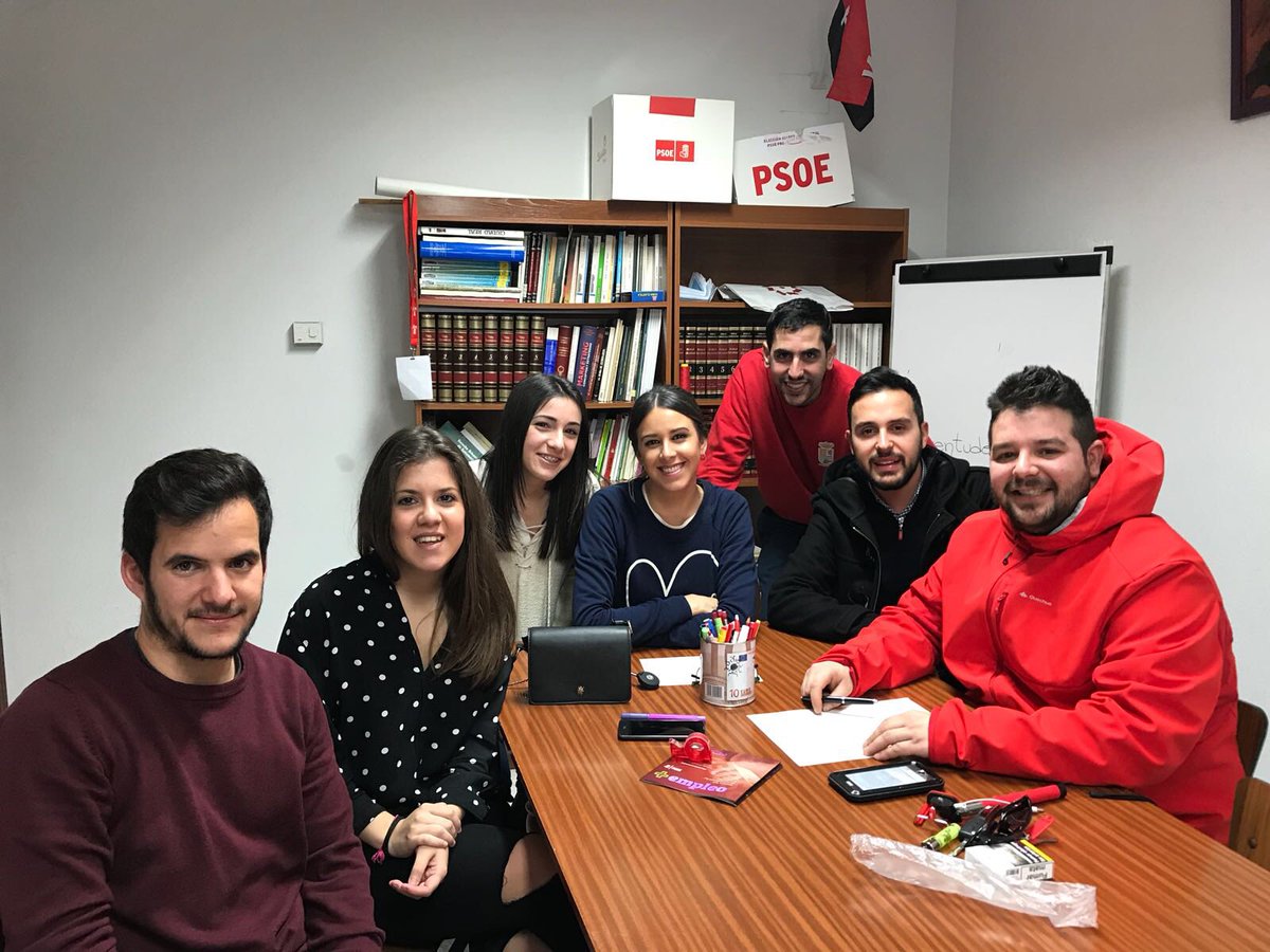 JSCasardeCC's tweet photo. Ideando nuevos proyectos para nuestra agrupación y localidad.  Nos queda cuerda para rato!! ✊🏻🌹 https://t.co/JbcF4TYFnj