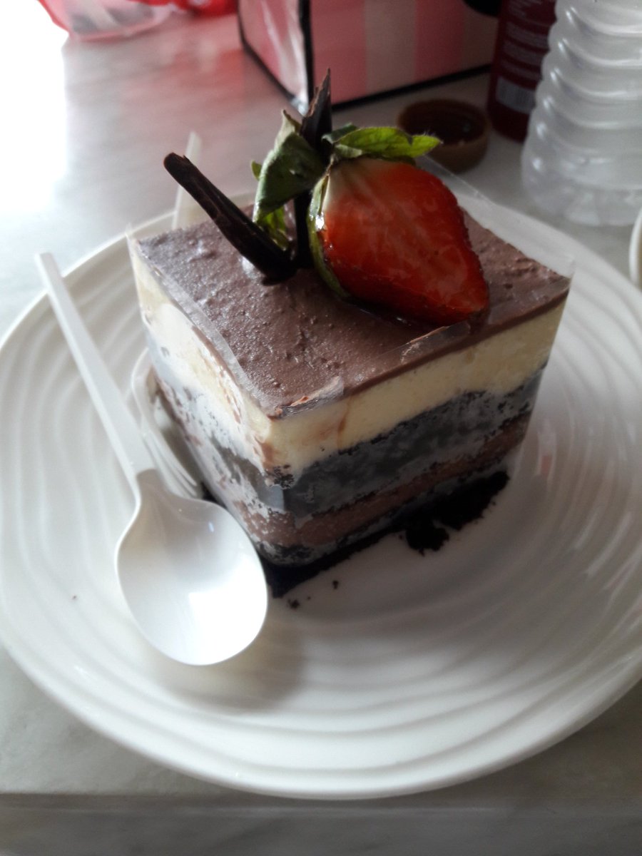 Moonbabbyyyy's tweet photo. 🍓🍰 https://t.co/c2ywTI1j7R