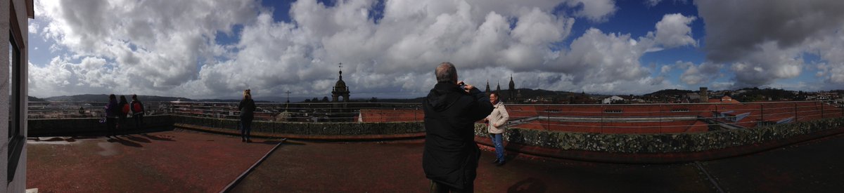 visitasUSC's tweet photo. #estapasando La #BorrascaFélix nos concede unos minutos de descanso para poder contemplar las mejores vistas de #SantiagodeCompostela al abierto 🌥️ @RedmeteoP @4gotas_com Mirador #Compostela360 https://t.co/xBnAPmqtQv