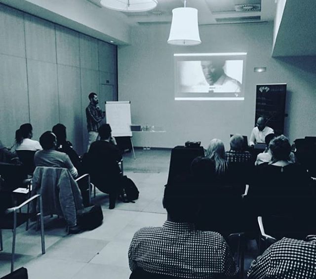 JaviGomezCoach's tweet photo. En el Módulo de Psicologia del Dinero de la Smart Trading Day de #Valencia. Disfruta de nuevo de un curso en @escueladetraders 
#trading #lifestyle #dinero #speaker #motivacion #coaching #finanzas #riqueza #fallas2018 #formacion #TrabajandoEnValenciaEnFa… https://t.co/y3b2JvRwvn https://t.co/pZrHn9dULW