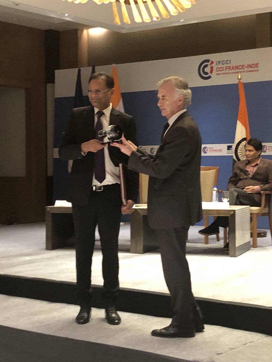 payalskanwar's tweet photo. @SAFRAN Global CEO Mr Philippe Petitcolin signs MoU with @flyspicejet Ajay Singh to supply motors https://t.co/2rEOEzzXkH