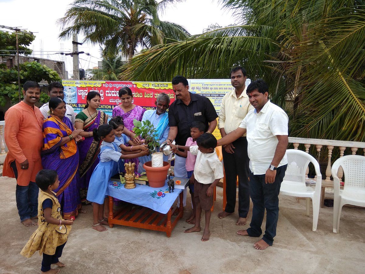 MahanteshMudde1's tweet photo. Shri @AmitShah ji
@SDHiregoudar conduct awareness programmes about Hindu worship Cow. He distributed Milk to children &amp; told them not to kill Cow; importance of Cow throughout #Muddebihal.He welcome when our @PMOIndia banned Cow Slaughter so provid #Muddebihal_Assembly_BJP_Ticket https://t.co/9qQGbBBHvn