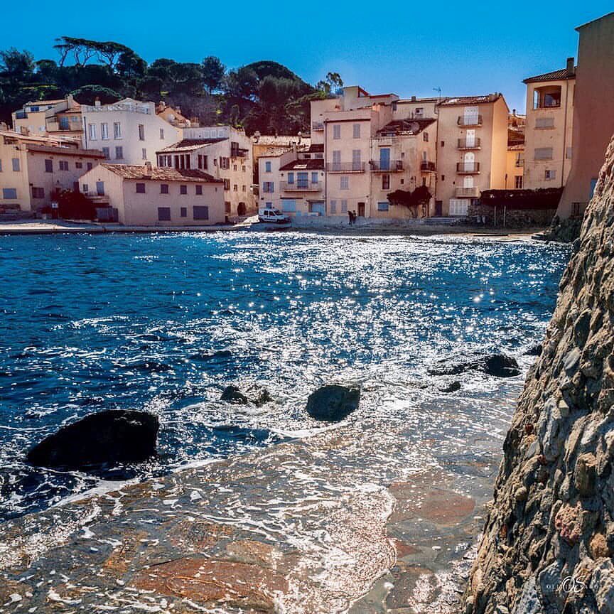 thisissttropez's tweet photo. Happy Weekend! #ThisIsStTropez 
(📸 Olivier Sagot) #StTropez #SaintTropez #frenchriviera #cotedazur #riviera  #France #franceinfo #holodays #village #vlogger #BUCKETLIST https://t.co/3NTEdfr4Y3