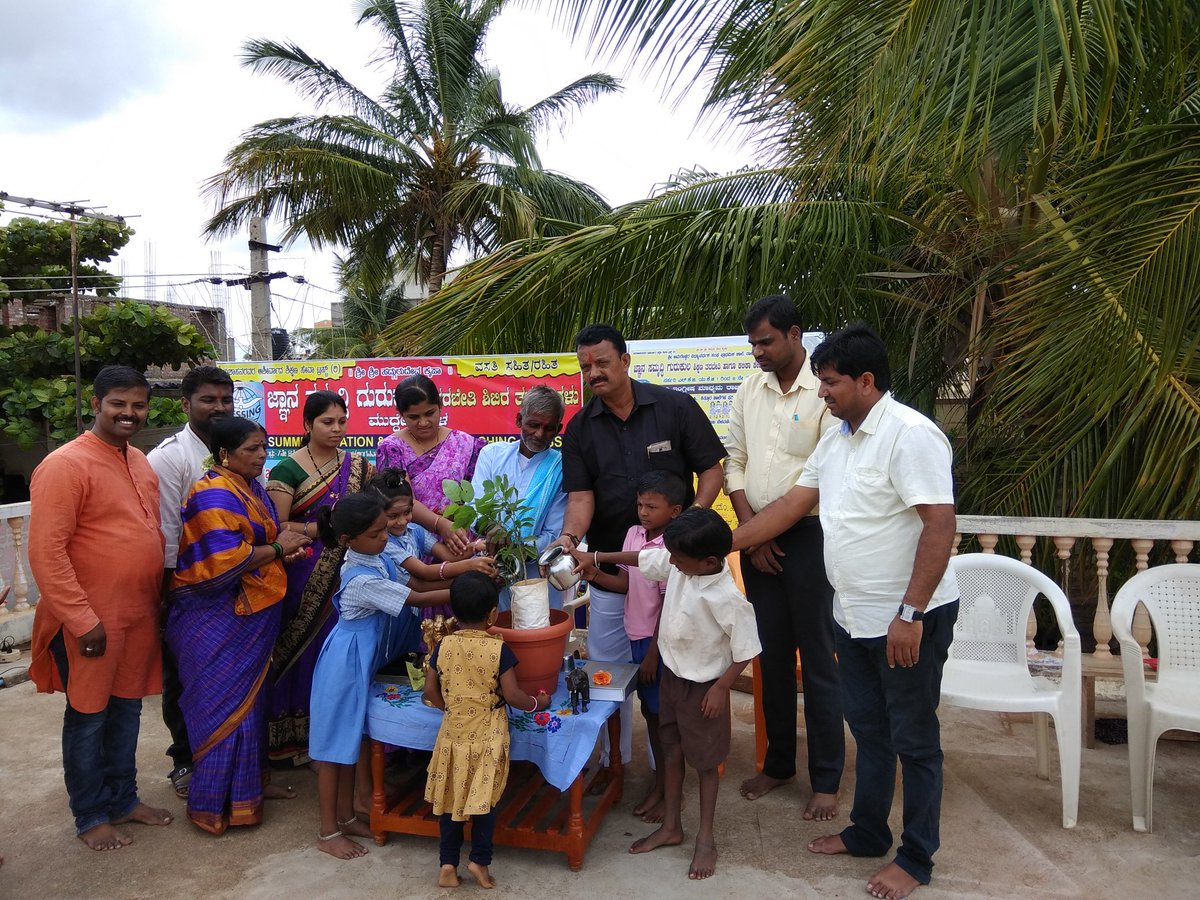 MahanteshMudde1's tweet photo. Shri @AmitShah ji
@SDHiregoudar conduct awareness programmes about Hindu worship Cow. He distributed Milk to children &amp; told them not to kill Cow; importance of Cow throughout #Muddebihal.He welcome when our @PMOIndia banned Cow Slaughter so provid #Muddebihal_Assembly_BJP_Ticket https://t.co/9qQGbBBHvn