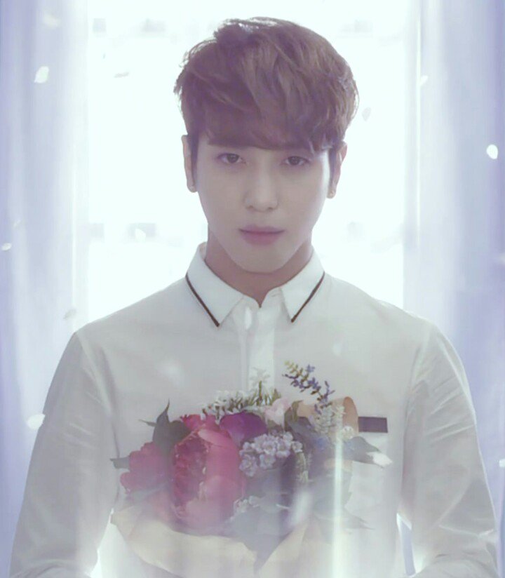 Yonghwaholic_'s tweet photo. Flowers never looked more aesthetic than in Yonghwa's gentle hands and that impressively attractive face that makes everything look more beautiful #Yonghwa #BreathtakingView #BeautifyingTheWorld https://t.co/DXXbB1gXrA