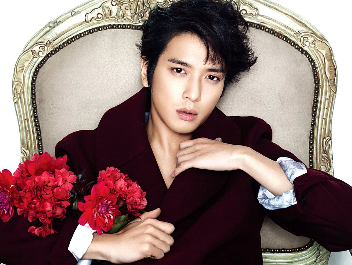 Yonghwaholic_'s tweet photo. Flowers never looked more aesthetic than in Yonghwa's gentle hands and that impressively attractive face that makes everything look more beautiful #Yonghwa #BreathtakingView #BeautifyingTheWorld https://t.co/DXXbB1gXrA