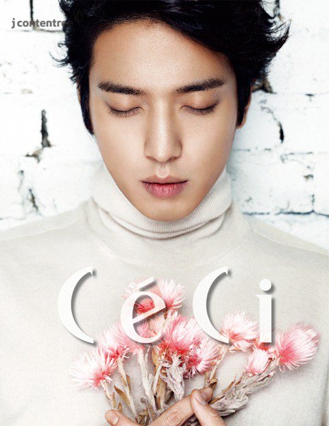 Yonghwaholic_'s tweet photo. Flowers never looked more aesthetic than in Yonghwa's gentle hands and that impressively attractive face that makes everything look more beautiful #Yonghwa #BreathtakingView #BeautifyingTheWorld https://t.co/DXXbB1gXrA