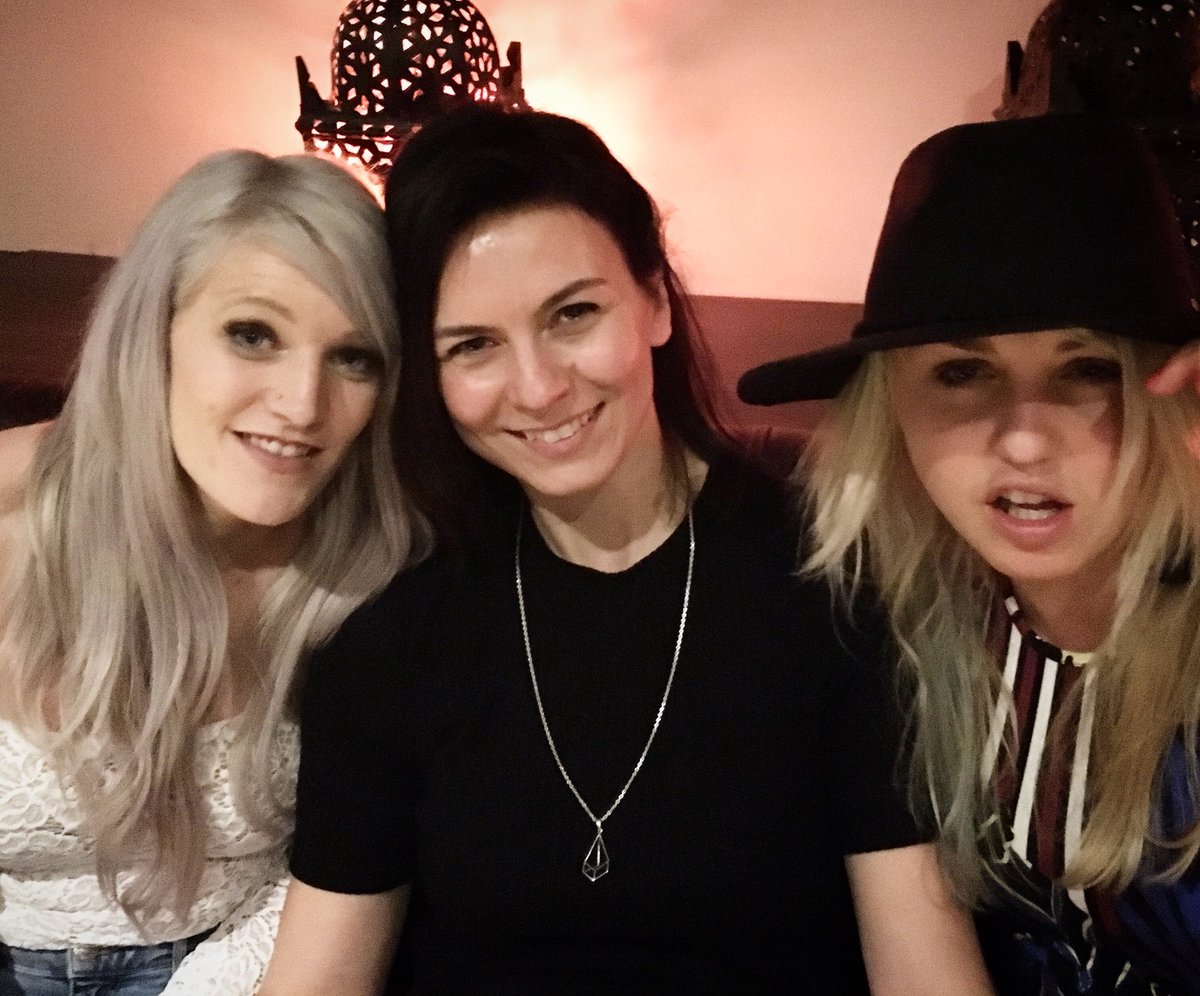 Redwood_Girls's tweet photo. Got to hang out with these legends at @ffw_uk last night! British Olympians @elise_christie @aimee_fuller #inspiringwomen #famousfirstwords https://t.co/C13xN2DhAH