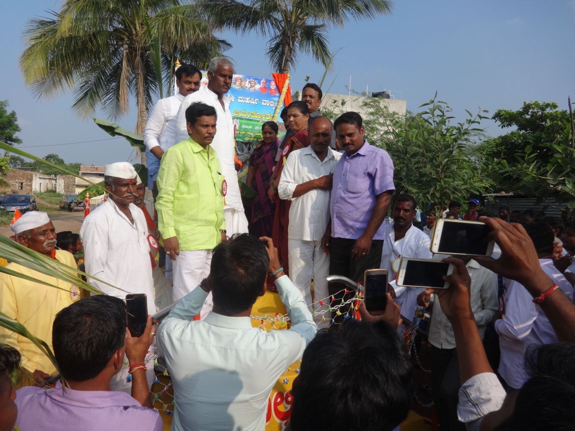 ShrishailKatti3's tweet photo. Respected, Shri @AmitShah ji BJP leader of Muddebihal sri @SDHiregoudar participating all cast’s program in this way he is faithful person to all castes so please give the #Muddebihal_Assembly_BJP_Ticket https://t.co/crw7EhbL2X